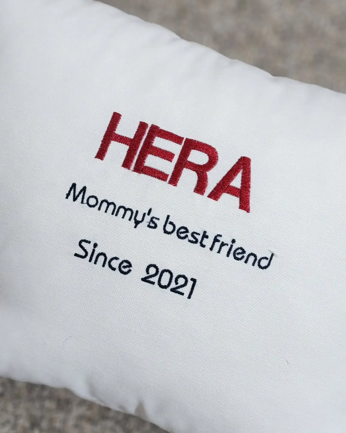 Jastëk i bardhë me qëndisje të kuqe «HERA — Mommy’s best friend — Since 2021»